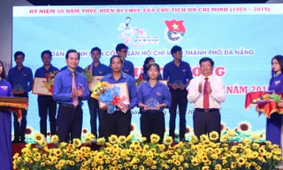 Ông Võ Công Trí, Phó Bí thư Thành ủy Đà Nẵng và anh Nguyễn Duy Minh, Bí thư Thành đoàn Đà Nẵng trao bằng khen và cúp cho 20 "Chi đoàn tiên tiến làm theo lời Bác"