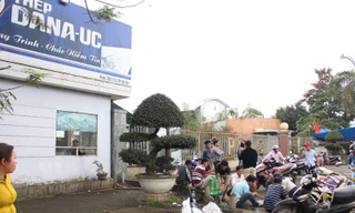 Người dân vây kín cổng 2 nhà máy Dana - Ý và Dana - Úc. Sau buổi đối thoại "dang dở" chiều 28/2, người dân cho biết sẽ tiếp tục vây 2 nhà máy cho đến khi TP có phương án giải quyết. Ảnh: Giang Thanh