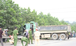 Xe tải sau khi gây tai nạn chết người tiếp tục đâm "toạc" rào chắn rồi quay ngang đường gây ùn tắc