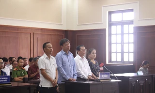 Các bị cáo Trần Thị Dung, Trương Huy Liệu, Đỗ Lý Nhi và Lê Xuân Thành (từ phải sang trái) tại phiên tòa phúc thẩm