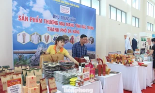 Bà Nguyễn Thị Thúy Mai, Phó Giám đốc Sở Công thương TP Đà Nẵng trao quyết định và giấy chứng nhận Danang Value 2019. Ảnh: Giang Thanh