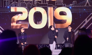 Dàn nghệ sĩ quẩy cùng khán giả Đà thành chào năm mới. Ảnh: Giang Thanh