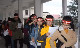 Từ sáng sớm, các bạn sinh viên đã đến xếp hàng để đăng ký hiến máu. Ảnh: Giang Thanh