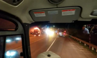 Xe cháy ngùn ngụt trên đường dẫn vào hầm Hải Vân