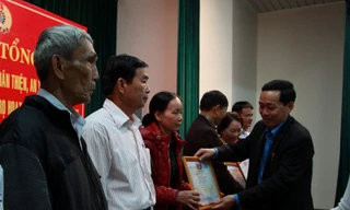 LĐLĐ TP Đà Nẵng tặng bằng khen cho 10 tập thể và 10 cá nhân có thành tích xuất sắc trong xây dựng mô hình Tổ tự quản