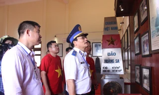 Thiếu tướng Doãn Bảo Quyết, Phó Chính ủy Cảnh sát biển Việt Nam cùng các đại biểu đoàn công tác "Cảnh sát biển đồng hành với ngư dân" năm 2019 tham quan Nhà trưng bày hải đội Hoàng Sa kiêm quản Bắc Hải