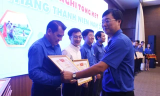 Anh Lê Quốc Phong tặng bằng khen của TƯ Đoàn cho 15 đơn vị có thành tích xuất sắc trong Tháng Thanh niên năm 2019