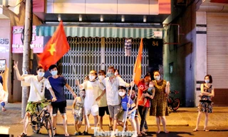 Người dân Đà Nẵng hát vang, vẫy cờ thời điểm gỡ phong tỏa