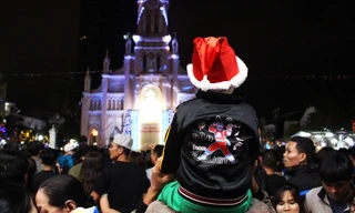 Hàng nghìn giáo dân dự lễ Giáng sinh ở Nhà thờ Chánh tòa Đà Nẵng. Trong ảnh, một em bé được cha cõng lên vai để xem lễ Thánh. Ảnh: Giang Thanh