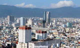 Trong 6 tháng đầu năm 2020, tổng sản phẩm trên địa bàn (GRDP) của Đà Nẵng ước tính sụt giảm ở mức 3,61% so với cùng kỳ năm trước và là địa phương duy nhất trong khối 5 TP trực thuộc TƯ có mức tăng trưởng âm. Ảnh: Giang Thanh