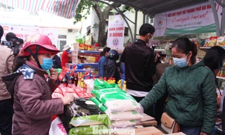 Người dân bịt kín khẩu trang, đi sắm Tết 0 đồng