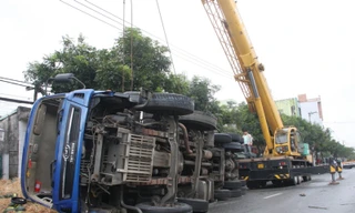 Chiếc xe tải chở dưa hấu lật nhào giữa đường