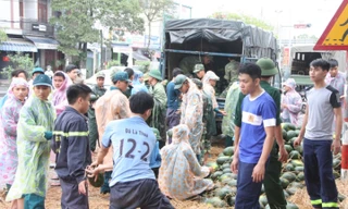 Hàng chục chiến sĩ và người dân Đà Nẵng thu gom 20 tấn dưa bị đổ ra đường trong vụ lật xe tải chở dưa sáng 23/2