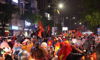 CĐV Đà Nẵng ăn mừng trong cơn mưa tầm tã. Ảnh: Giang Thanh