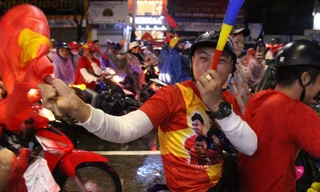 Ăn mừng trong mưa tầm tã cũng phải "chất" như dân Đà thành. Ảnh: Giang Thanh