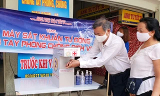 Thiết bị rửa tay sát khuẩn tự động do giảng viên và sinh viên trường Đại học Sư phạm (Đại học Đà Nẵng) sáng chế được lắp đặt tại 5 chợ lớn trên địa bàn TP Đà Nẵng để phòng chống COVID – 19