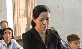 Bị cáo Trương Thị Hoa tại phiên xét xử sơ thẩm. Bị cáo Hoa nguyên là Phó Chánh án TAND huyện Ea Kar (tỉnh Đắk Lắk), bị truy tố vì hành vi nhận hối lộ