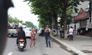 Phe vé ngang nhiên chèo kéo khách đi đường mua vé chợ đen để xem pháo hoa. Ảnh: Giang Thanh