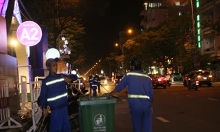 Gần 130 công nhân 'xuyên đêm' dọn vệ sinh đường phố sau DIFF 2018
