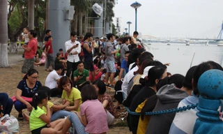 Người dân và du khách đổ về trung tâm Đà Nẵng chờ xem pháo hoa