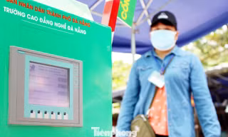 Thầy trò sáng chế cổng kiểm soát lượt người vào chợ
