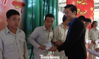 Anh Nguyễn Bá Duân, Phó Bí thư Thành Đoàn Đà Nẵng trao quà Tết cho những học viên có thành tích cải tạo tốt