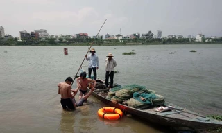 Hai bảo vệ đưa nạn nhân vào bờ sau khi ứng cứu