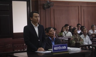 Ông Dương Văn Hòa (đang ngồi ở bục nguyên đơn) khởi kiện VKSND tỉnh Quảng Trị và đòi bồi thường gần 18 tỷ do bị khởi tố oan hơn 10 năm