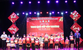 Thành Đoàn - Hội đồng Đội TP Đà Nẵng trao 30 suất quà và 200 phần quà Tết cho các em học sinh, thiếu nhi trên địa bàn