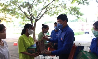 Thành Đoàn Đà Nẵng vừa trao tặng 21 phần quà tiếp sức cho các em học sinh đồng bào Cơ Tu tham gia kì thi tốt nghiệp THPT năm 2020 (đợt 2) tại Hội đồng thi TP Đà Nẵng. Ảnh: Giang Thanh