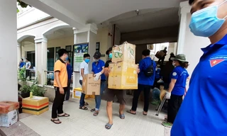 Hơn 200 ĐVTN của Quận Đoàn Liên Chiểu (Đà Nẵng) vẫn tiếp tục dọn dẹp kí túc xã ĐH Sư Phạm (ĐH Đà Nẵng) để sớm bàn giao cho UBND Quận tiếp quản, làm nơi cách ly tập trung. Ảnh: Giang Thanh