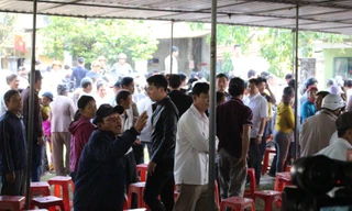 Người dân tỏ ra thất vọng khi lãnh đạo UBND TP Đà Nẵng chưa có câu trả lời về phương án giải quyết nhà máy thép gây ô nhiễm. Ảnh: Giang Thanh