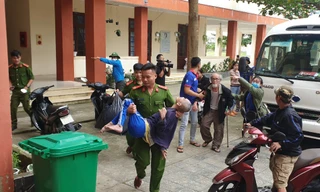 Thanh niên Đà Nẵng 'đi từng ngõ, gõ từng nhà' giúp dân sơ tán tránh bão số 13