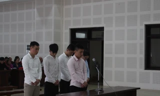 Các bị cáo Nguyễn Ngọc Hùng, Nguyễn Thành Nam, Hồ Tô Rít, Nguyễn Thị Tường Vy, Hồ Đăng Khánh tại tòa. Ảnh: Giang Thanh