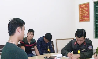 Thanh niên 'nói chuyện' bằng dao kiếm