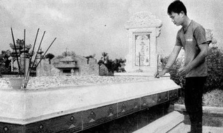 Chàng trai trẻ suốt 4 năm ngồi bên mộ vợ