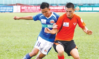 Mới nhất, tuyển thủ Việt Cường được Sài Gòn Xuân Thành “cho phép” ra đi với giá đền bù cao ngất. Nếu ở lại, anh sẽ phải chịu phạt, giảm lương, cắt thưởng.