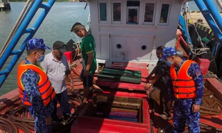 Cảnh sát biển bắt giữ tàu chở 85.000 lít dầu DO không rõ nguồn gốc