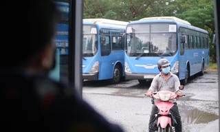 Tài xế, nhân viên sống tạm trên xe buýt đếm ngày được đi làm trở lại