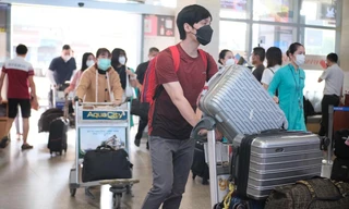 Sân bay Tân Sơn Nhất đông nghịt người về quê đón Tết