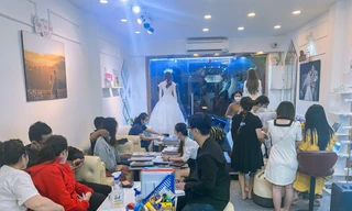 Phố váy cưới ở TPHCM tấp nập khách sau Tết