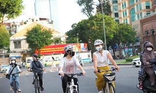 Giới trẻ TPHCM hào hứng đạp xe sau giãn cách