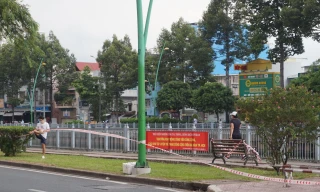 Bất chấp 'lệnh' giãn cách xã hội, người dân TPHCM vẫn tập thể dục, câu cá ở nơi rào chắn