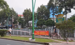 Bất chấp 'lệnh' giãn cách xã hội, người dân TPHCM vẫn tập thể dục, câu cá ở nơi rào chắn