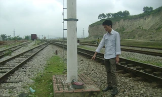 Tháo trộm thiết bị đường sắt đem bán 'đồng nát'
