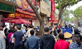 Người Hà Nội ùn ùn đi bán vàng 