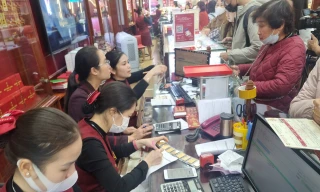 Giá vàng 'nóng bỏng tay', có thể mua bán cả... giấy hẹn