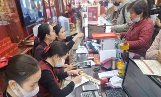 Giá vàng 'nóng bỏng tay', có thể mua bán cả... giấy hẹn
