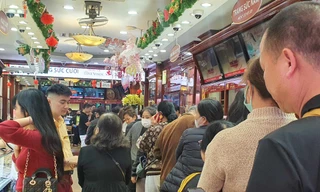 Nhiều người vội vã đi bán vàng