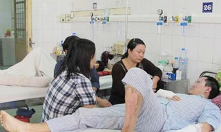 Họ hàng, bạn bè đến thăm hỏi, động viên vợ chồng anh Minh. (Ảnh: NLĐ)